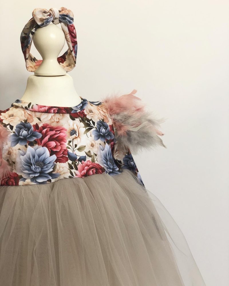 Vestido festivo para niña con estampado de flores y plumas - Imagen 2